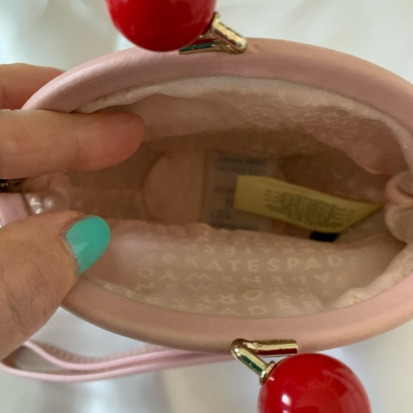 Kate Spade New York Limited Edition Cupcake Wristlet – Collector’s Item 🧁✨ - Picture 5 of 5